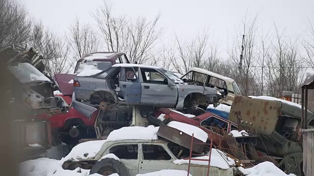 废旧汽车、废铁、垃圾场、垃圾填埋场、户外视像车、汽车、冬季视频素材