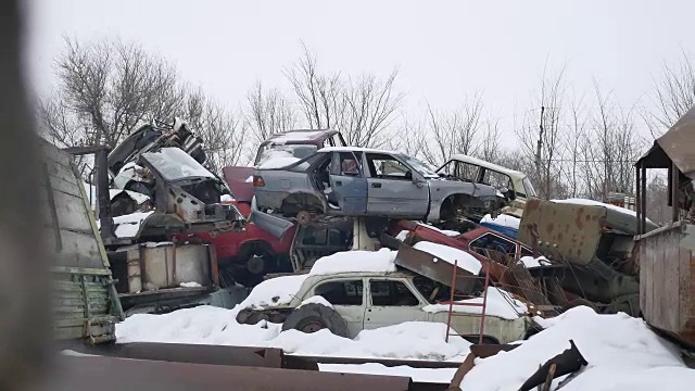 旧汽车、废铁、垃圾场、垃圾填埋场、视频、户外车辆、汽车、冬季视频素材