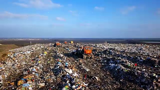 城市垃圾场。推土机压实填埋场上的垃圾。人类生命的浪费视频素材