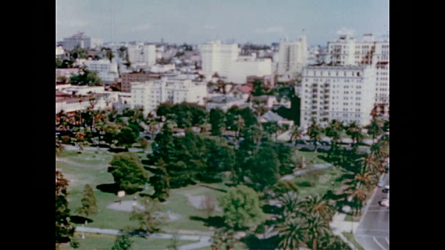 1947年，洛杉矶的街景，有交通和著名的建筑，包括市政厅，市民中心，司法大厅，城市医院和联邦大楼视频素材