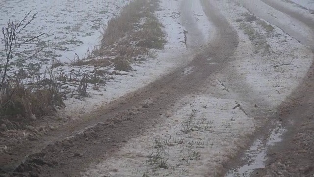 糟糕的乡村道路在潮湿的冬天雪和黑雾视频素材