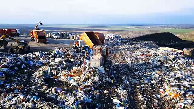 城市垃圾场。推土机压实填埋场上的垃圾。人类生命的浪费视频素材