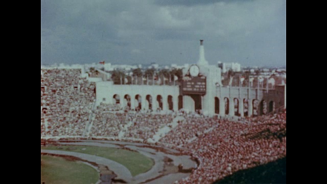 1947年，南加州大学和加州大学洛杉矶分校大学橄榄球队举行年度比赛视频素材