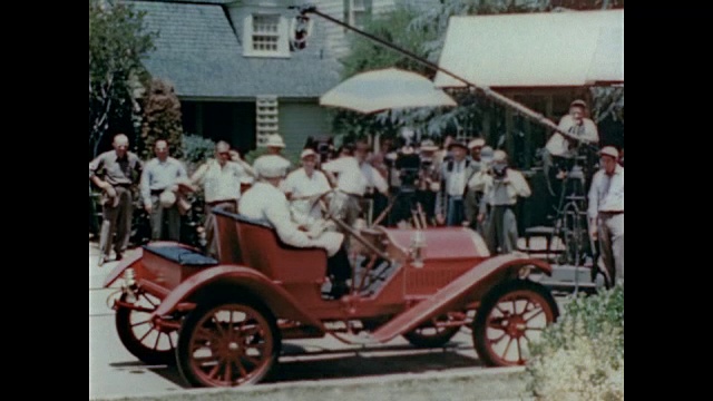 1947年，在电影《巴尔的摩出轨》拍摄期间，黛娜·谢尔顿(秀兰·邓波儿饰)跳进汽车并开车离开视频素材