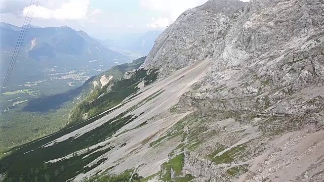 在德国阿尔卑斯山脉上乘坐缆车视频素材