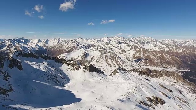 在帕索德尔托纳勒山顶的积雪覆盖的山峰视频素材