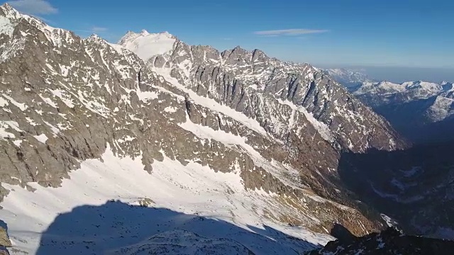 锯齿状的阿尔卑斯山峰在意大利空中视频素材