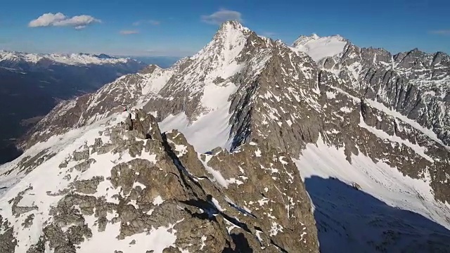 阿尔卑斯山山顶上的探险寻宝团和宗教十字架视频素材