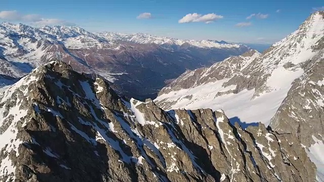 雄伟的空中全景意大利阿尔卑斯山山谷和山峰视频素材