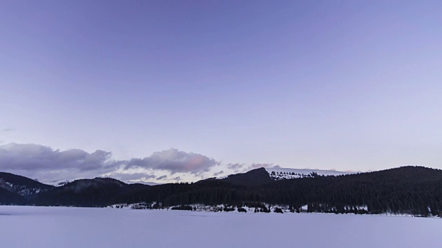 日落在冬季的山脉景观视频素材