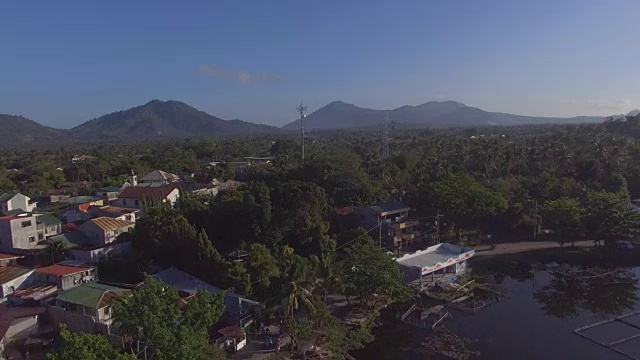 聚落，树木和植被的山，湖岸。无人机空中视频素材