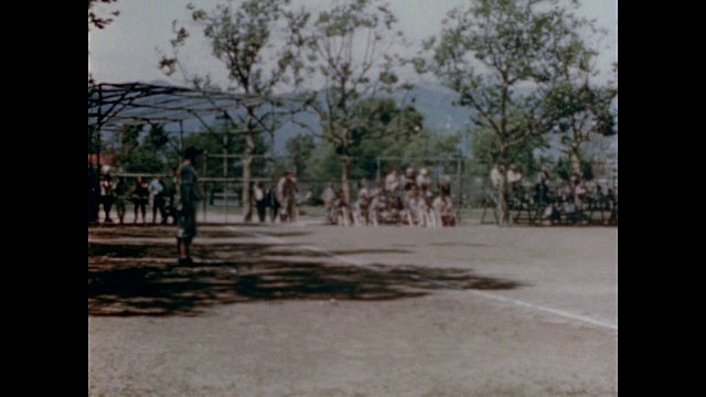 1947年，社区球队在洛杉矶城市公园和操场打棒球视频素材