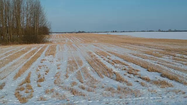 无人机在白雪覆盖的农田上空飞行视频素材