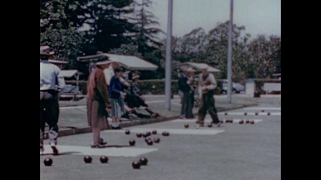 1947年，退休男女在洛杉矶公园的果岭上打保龄球视频素材