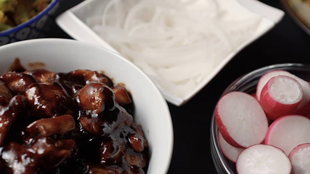 红烧汁鸡胸肉，花椰菜和萝卜。亚洲美食。视频视频素材