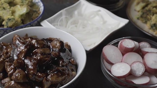 红烧汁鸡胸肉，花椰菜和萝卜。亚洲美食。视频冲淡视频素材