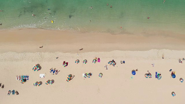 海滩上人们的鸟瞰图。视频素材