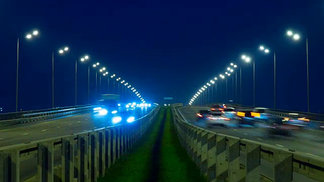 公路交通车辆在夜间时间流逝。汽车在桥上行驶的晚上时间流逝。4 k UHD视频素材