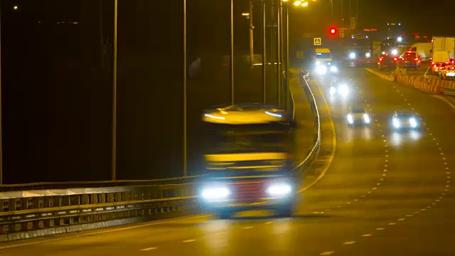 公路交通车辆在夜间时间流逝。汽车在桥上行驶的晚上时间流逝。4 k UHD视频素材