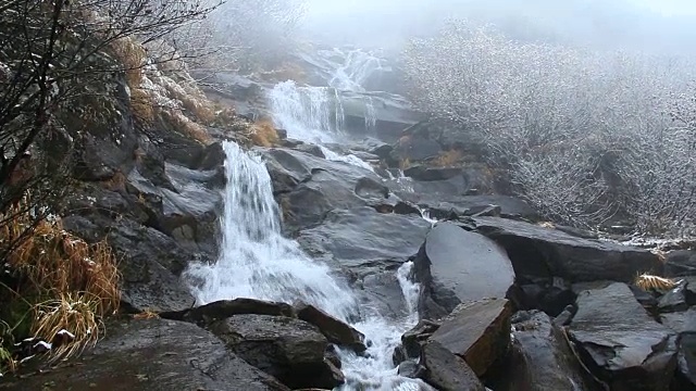 美丽的风景，瀑布和河流在山上流动。山间的瀑布。旅行者的天堂。森林水体景观视频素材