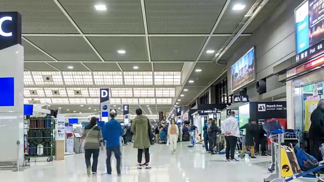 时光流逝:日本成田机场出发航站楼的旅客拥挤视频素材