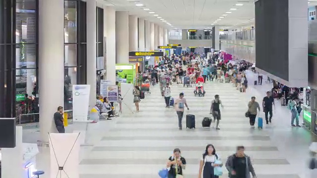 时光流逝:旅客在机场登机大厅拥挤不堪视频素材