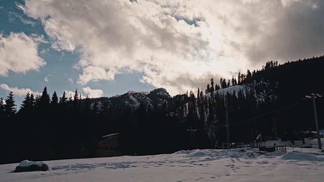 美丽的冬季景观和白雪覆盖的树木视频素材