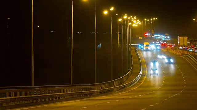 公路交通车辆在夜间时间流逝。汽车在桥上行驶的晚上时间流逝。4 k UHD视频素材