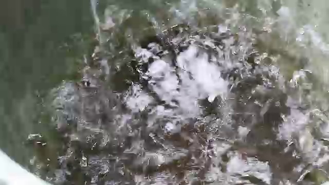 雨水从屋顶的排水沟中落下视频素材