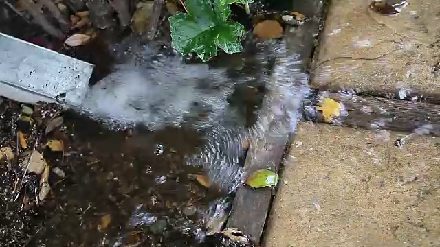 雨水从屋顶的排水沟中涌出视频素材