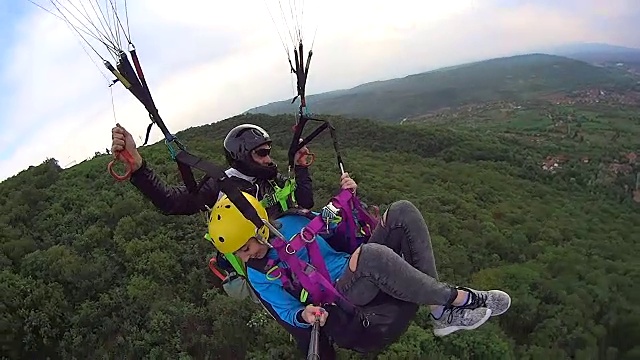 用滑翔伞飞越高山视频素材