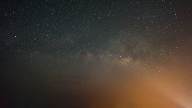 从夜晚到白天拍摄的银河系和山脉视频素材