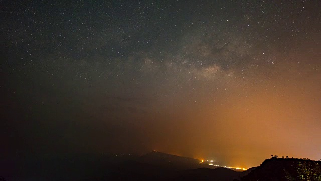 从夜晚到白天拍摄的银河系和山脉视频素材