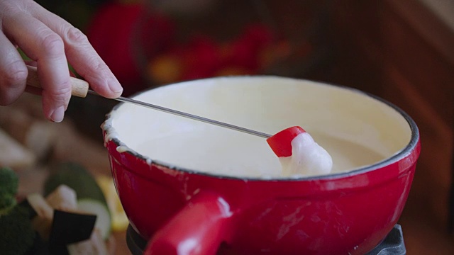 准备瑞士芝士火锅配面包视频素材