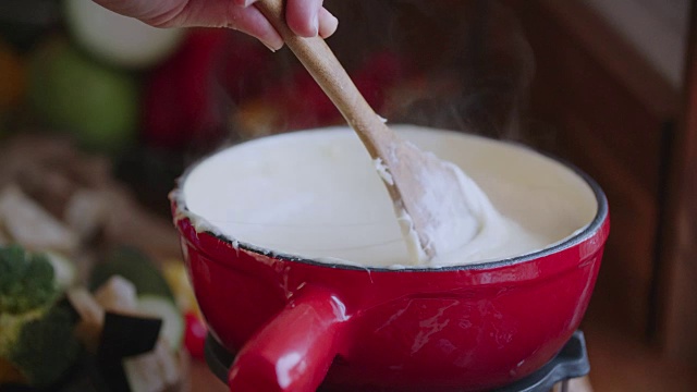 准备瑞士芝士火锅配面包视频素材