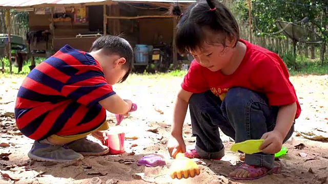 亚洲孩子在玩沙子视频下载