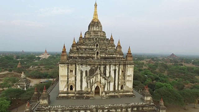 缅甸蒲甘的byinnyu寺庙360度鸟瞰图视频素材