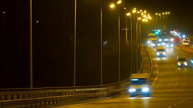 公路交通车辆在夜间时间流逝。汽车在桥上行驶的晚上时间流逝。4 k UHD视频素材