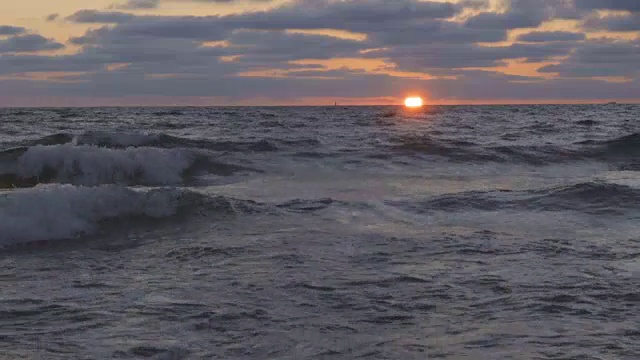 美丽的日落在海滩上，惊人的颜色，光束透过云景在海景。海上日落。海滩上的日出。海滩上的日落。在海上日落。海上日出视频素材