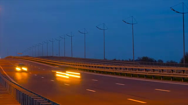 公路交通车辆在夜间时间流逝。汽车行驶在道路上的桥晚上延时。视频素材