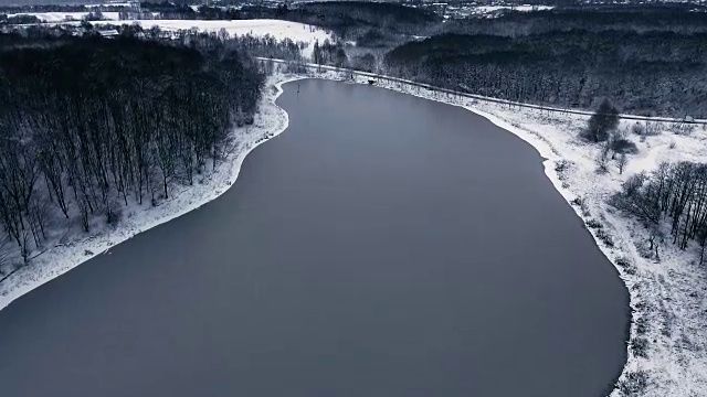 在冬天河。下雪的冬天。冬季无人机拍摄。视频下载