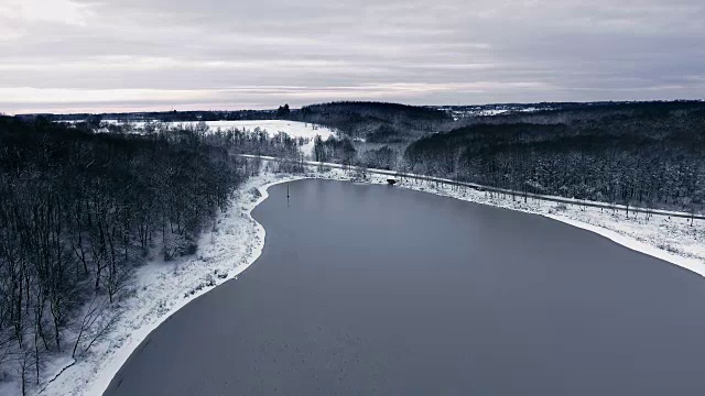 在冬天河。下雪的冬天。冬季无人机拍摄。视频素材