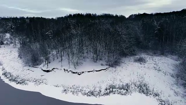 在冬天河。下雪的冬天。冬季无人机拍摄。视频素材