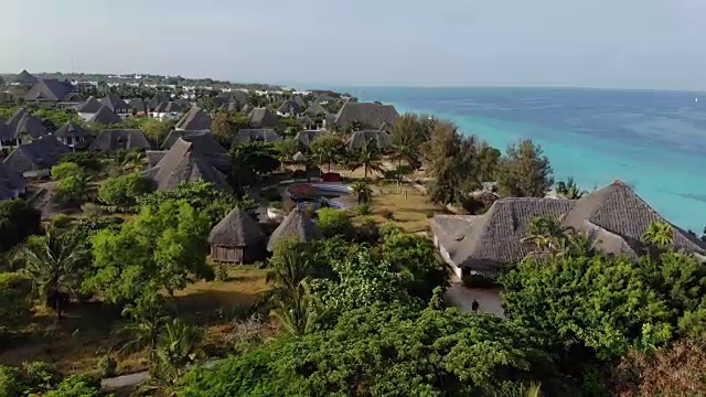 空中飞行在桑给巴尔岛上的豪华平房别墅度假胜地视频素材