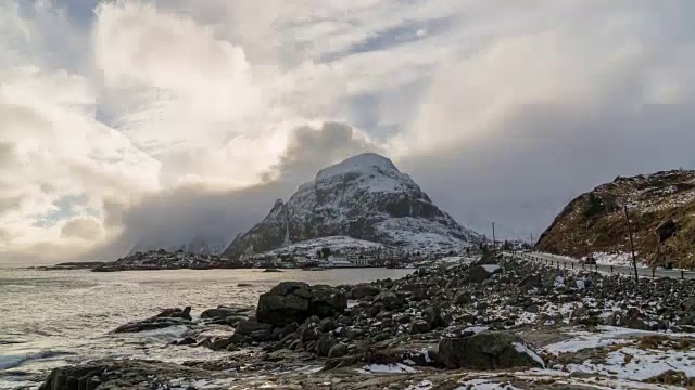 4K时间的俯视图风景雪山与多云和湖在罗浮敦群岛，挪威视频素材