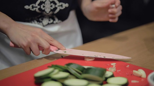 用刀锋慢动作煮碎大蒜视频素材