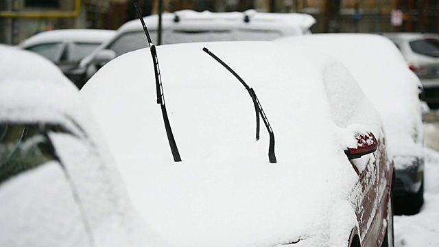 大雪后挡风玻璃刮水器扬起视频素材