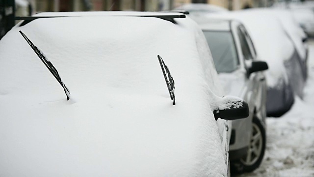 大雪后挡风玻璃刮水器扬起视频素材