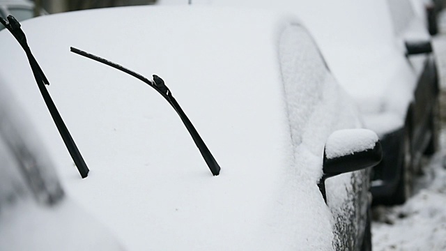 大雪后挡风玻璃刮水器扬起视频素材