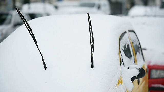 大雪后挡风玻璃刮水器扬起视频素材